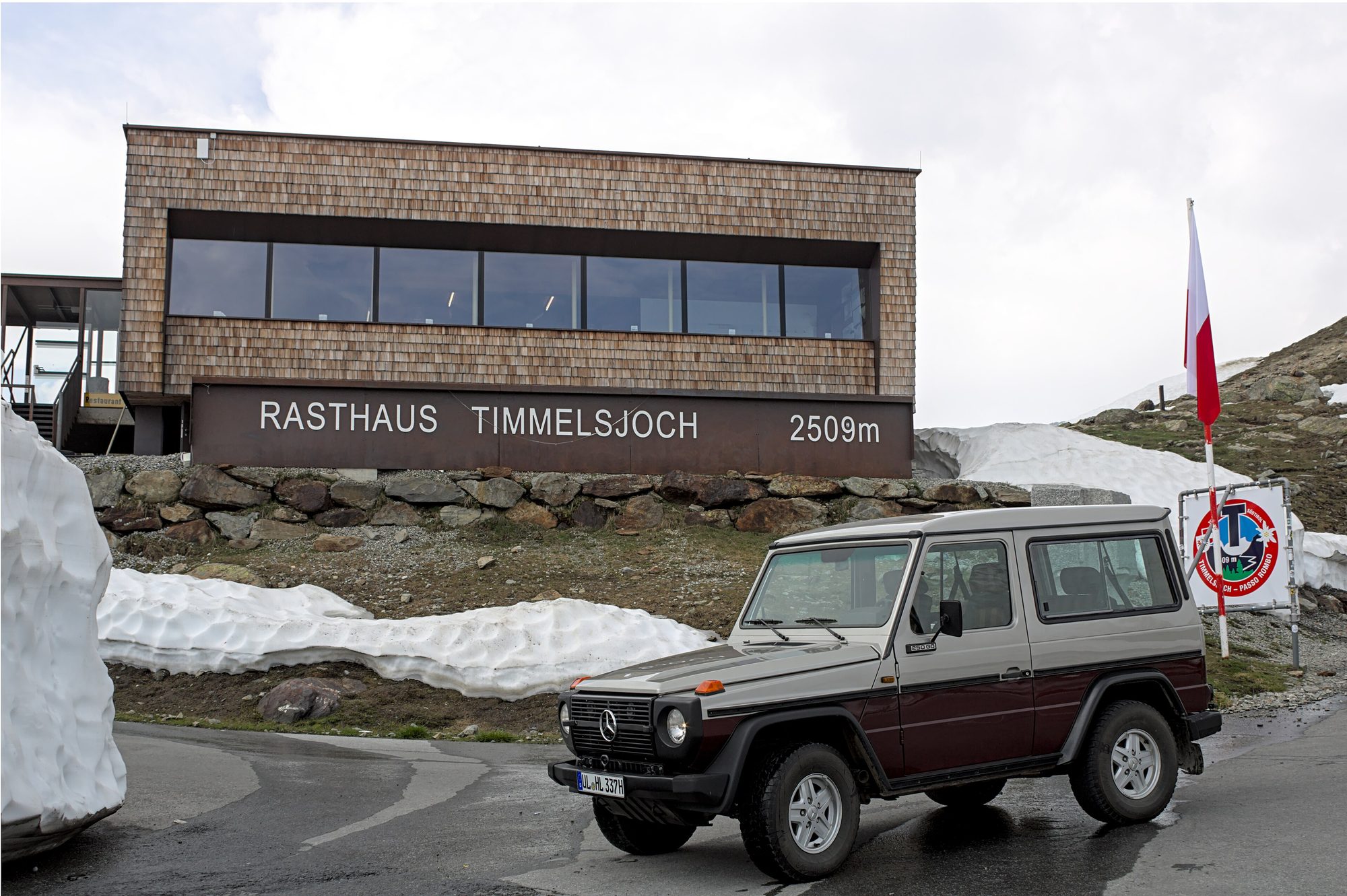 A W460 250 GD beside banks of spring snow at the 2,509 m Timmelsjoch pass