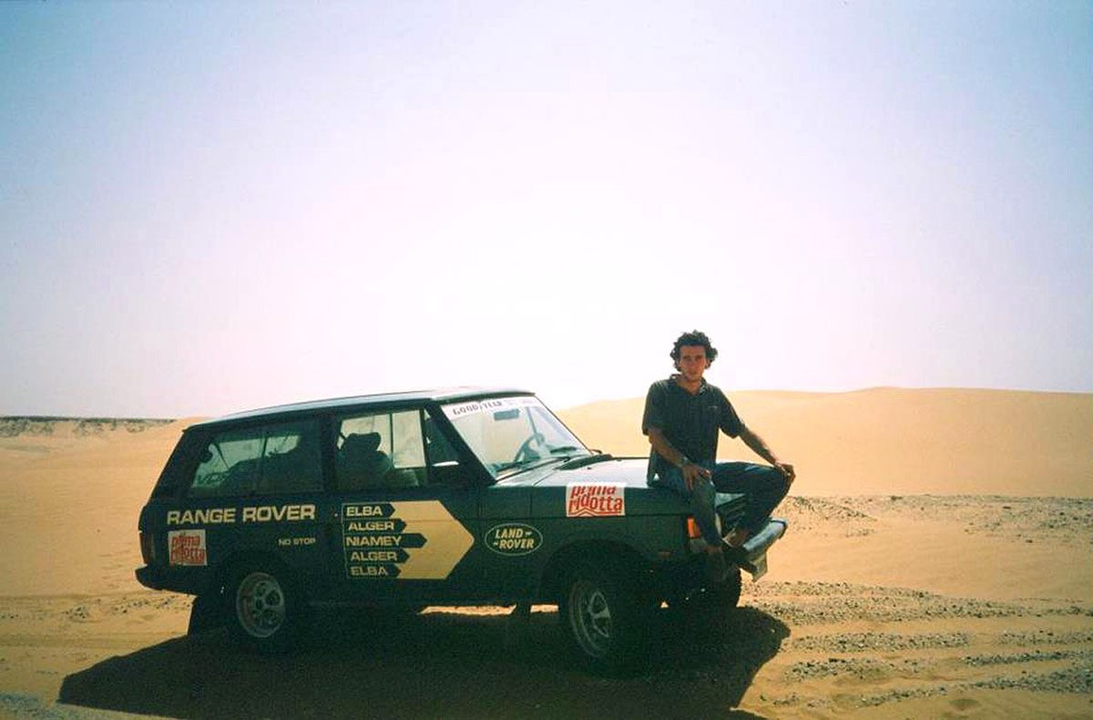 A two-door Range Rover Classic rally car on the Sahara dunes at In Guezzam on the Algeria–Niger border in 1989